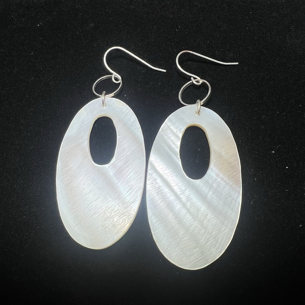 Mother Of Pearl Shell Dangle Earring - Silver tone Earring‎ very good Conditionp